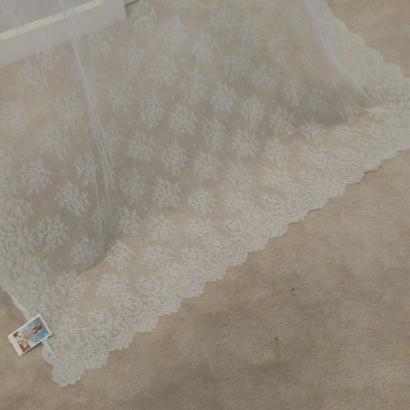 Genuine Spanish lace bridal mantilla veil - Picture 4 of 10